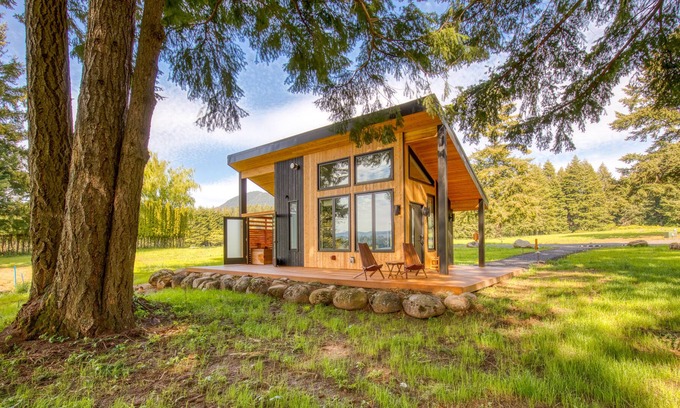 Stevenson Cabin | Modern cabin, geothermal hot tub, indoor steam sauna, great deck & river view