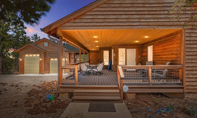 Show Low Cabin | Modern Cabin in Show Low, AZ: Sleeps 10 - Perfect for Family Getaways!
