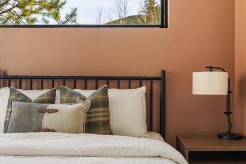 Grant House | Modern Cabin Stay Hike Bike Base GuanellaPass