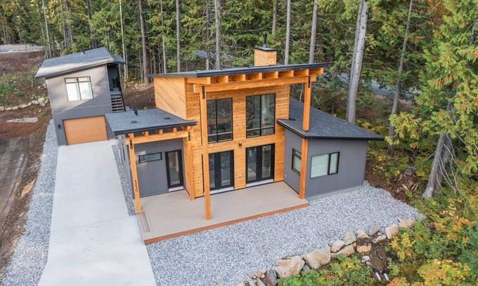 Rossland Ski Chalet | Modern Cabin w/loft walk to ski slopes & trails