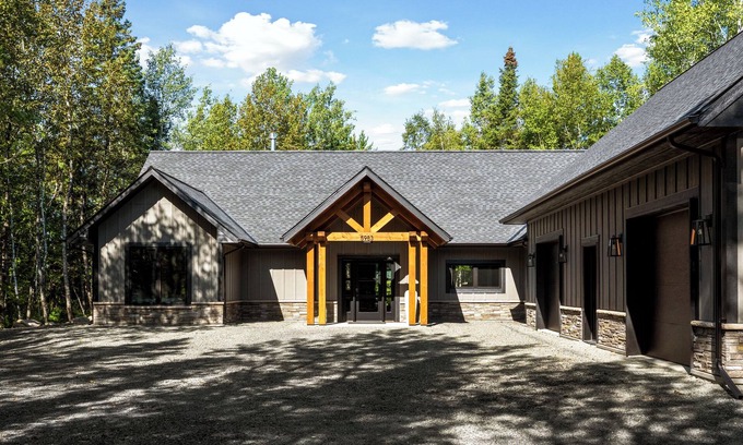 Embarrass Cabin | Modern cabin with stunning views of Wynne Lake!