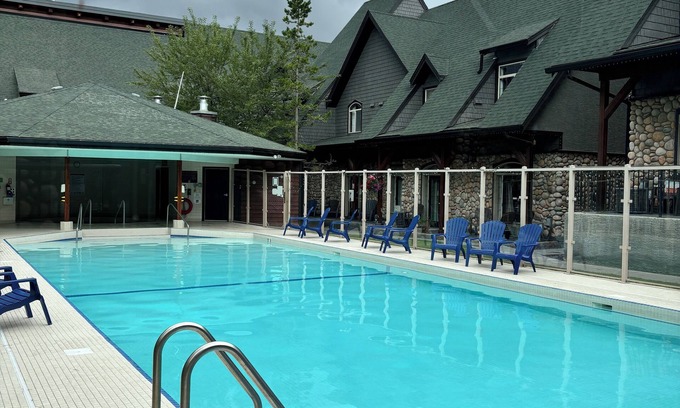 Cougar Creek Ski Chalet | Modern Cabin with Swimming Pool Canmore/Banff