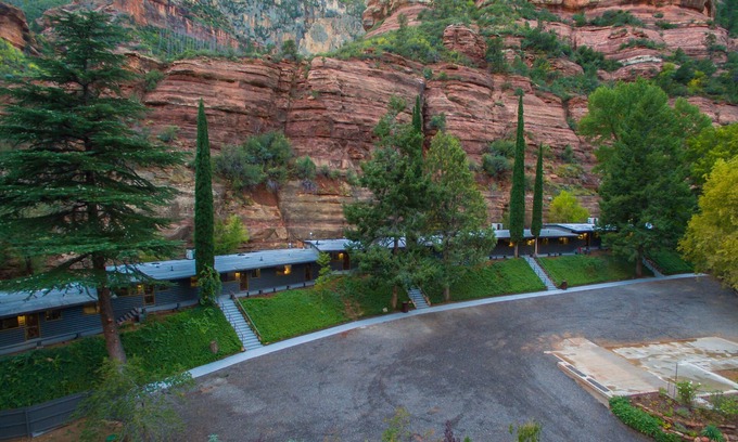 Sedona House | Modern cabins for 45 with views of the red rocks next to Slide Rock State park
