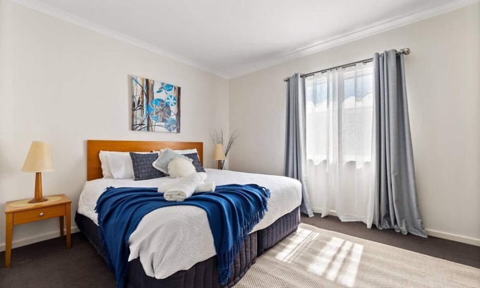 Halls Head Apartment | Modern canal apartment sleeps 2