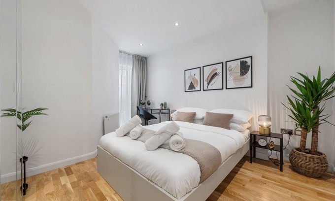 Canary Wharf Apartment | Modern Canary Wharf Apartment - Near Transport