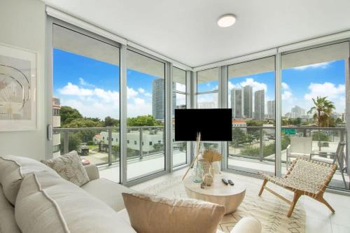 Northeast Miami Apartment | Modern Central 2-bedroom 2-bathroom Pool Parking