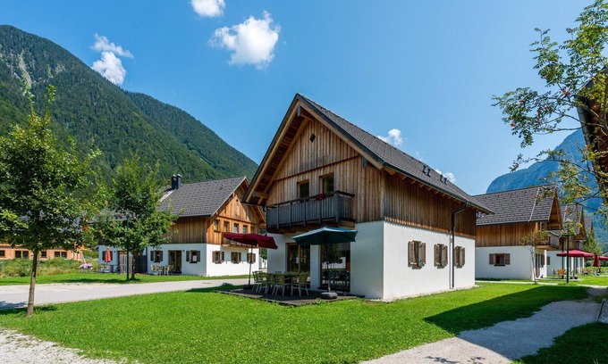 Obertraun Ski Chalet | Modern Chalet in Obertraun with Terrace