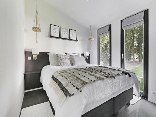 Markelo Ski Chalet | Modern chalet with a smart TV near forest