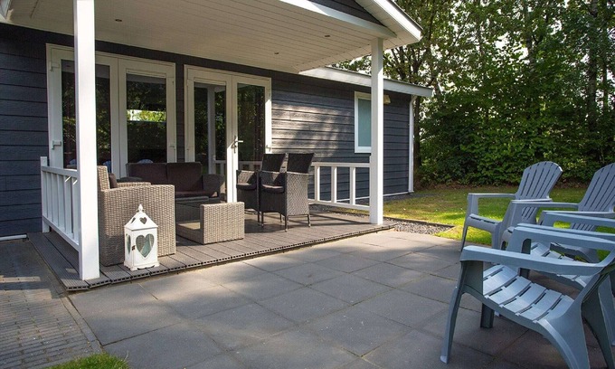 Municipality of Rhenen Cottage | Modern chalet with covered terrace in nature