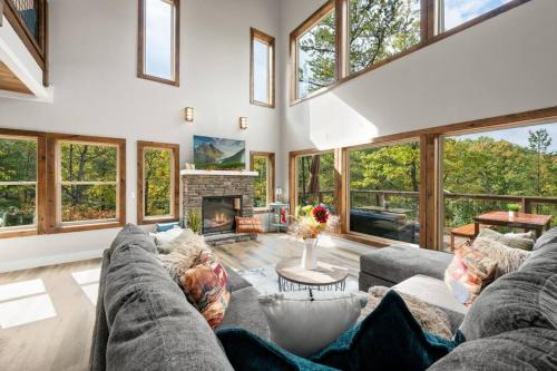 Gatlinburg - Pigeon Forge Ski Chalet | Modern Chalet with Mountain Views in Gatlinburg TN