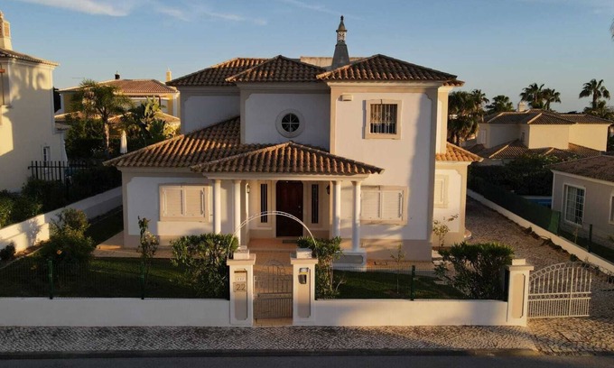 Vale do Garrao Villa | Modern charming village along the beach and golf