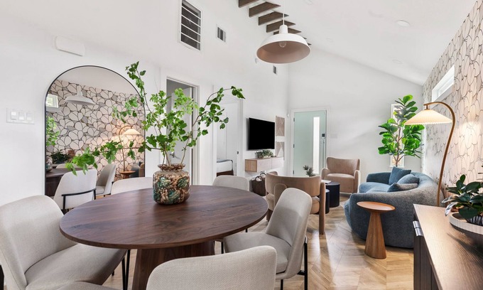 Northside House | Modern Chic 2-bedroom bungalow with WiFi and AC near Downtown Houston