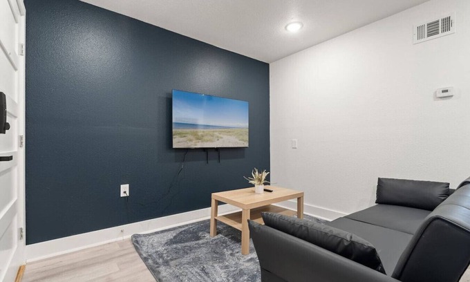 Old East Dallas Apartment | Modern & Chic Apartment in Downtown w/Parking