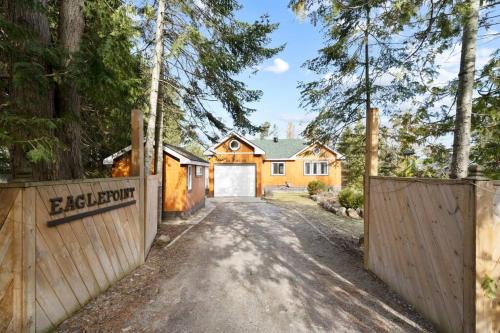 Waubaushene House | Modern Chic Cottage - Hot Tub, Sauna, Tay Trail