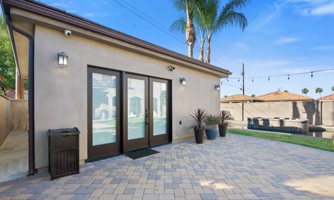 Burbank Apartment | Modern Chic Guest House in Burbank Hills