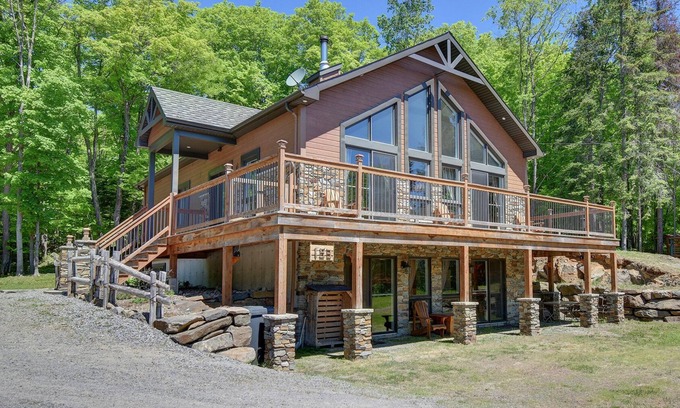 La Minerve Cabin | Modern Chic Lake House near Mont-Tremblant w/hot tub!