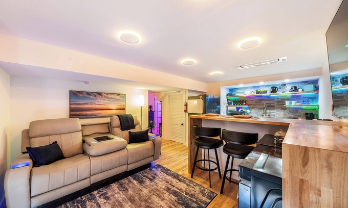 Southeast Omaha Apartment | Modern Chic Retreat | Luxe Comfort & Style