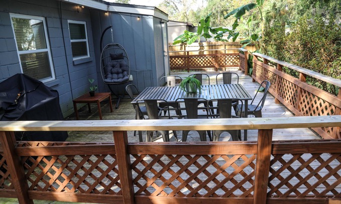 Riverside House | Modern City Haven with Expansive Back Deck and Yard – Sleeps 9