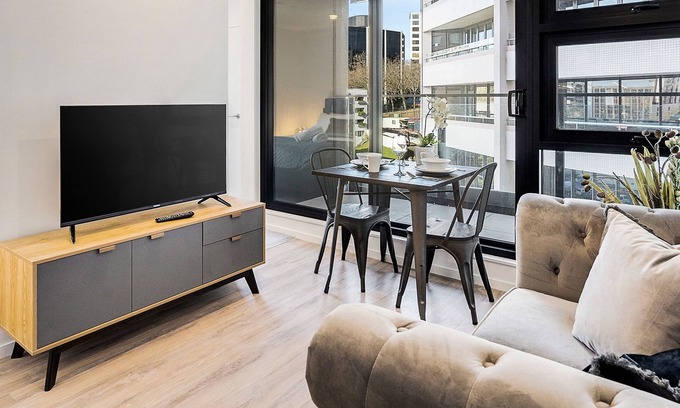Newton Apartment | Modern City Studio