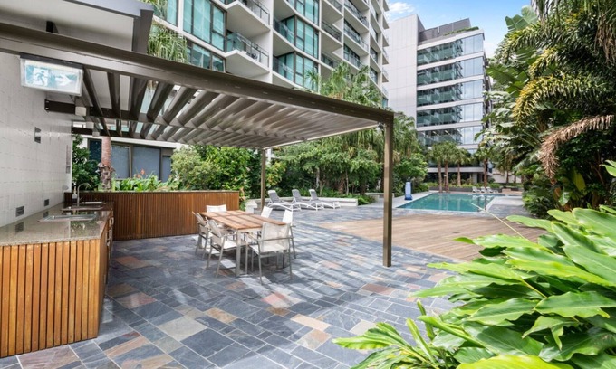 Newstead Apartment | Modern City View Apt Parking Pool Wifi for Busniess & Leisure