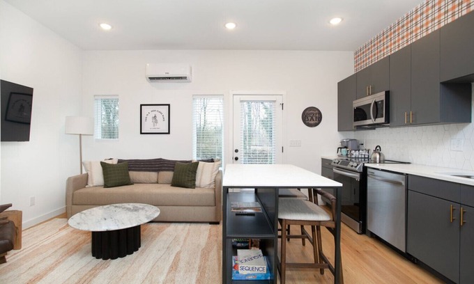 Knoxville Apartment | Modern Cityscape - Downtown Knoxville