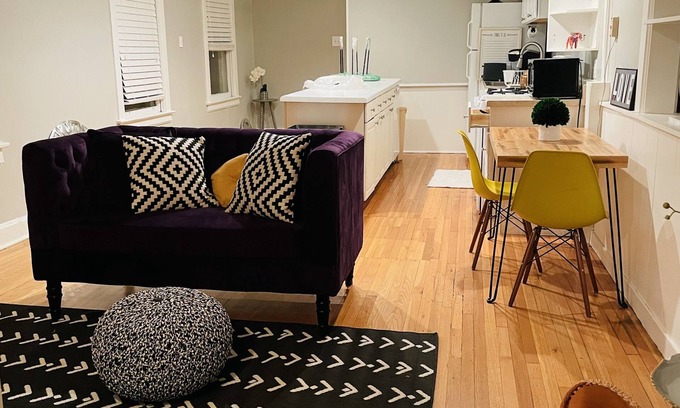 Kenwood House | Modern Coach House 2BR/1BA/Den in Hyde Park/Kenwood, walk to U of C & Lakefront