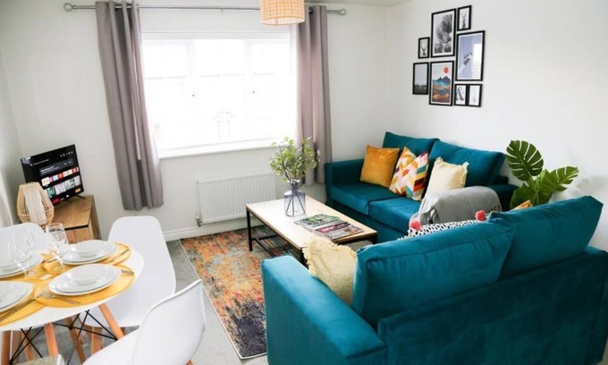 Ashby Woulds House | Modern coach house with free parking & wifi