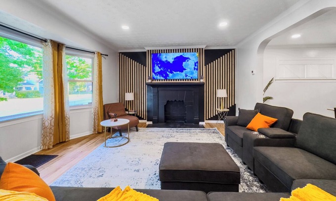 Cleveland House | Modern Comfort Near Clinic & Downtown, King Bed!
