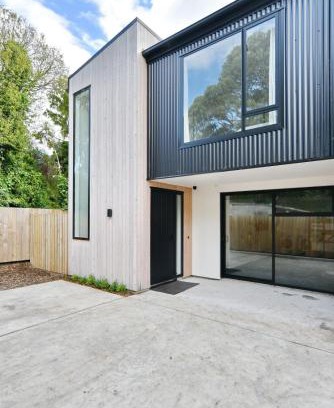 Phillipstown House | Modern Comfort 2BR Townhouse Near CBD - Christchurch Holiday Homes