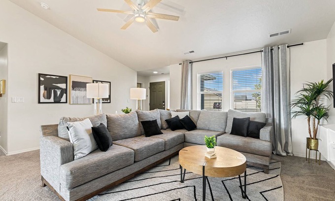 Caldwell House | Modern Comfort 3B, Firepit, Covered Patio, Near C of I & Freeway