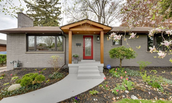 Burlington House | ★ Modern Comfort, 4BR Detached House, Central Burlington, 4-Car Parking