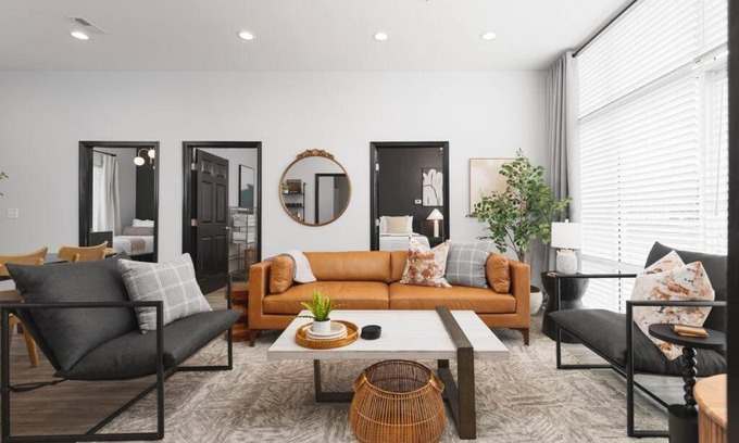 Maxwell Apartment | Modern Comfort 8 Beds, 4 Bedroom Walk to Restaurants, Bars, Coffee