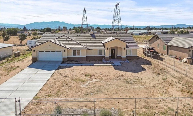 Hesperia House | Modern Comfort, Home Feel-Escape to our hidden gem in Hesperia!
