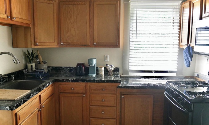Detroit - Shoreway Apartment | Modern Comfort in a Hip Neighborhood