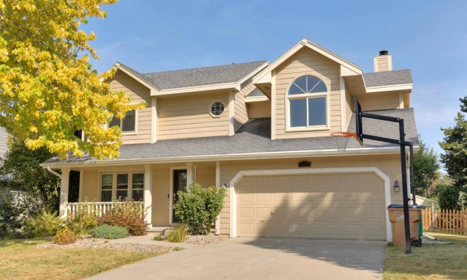Clive Apartment | Modern Comfort in Des Moines` West Side 4BR/2.5BR