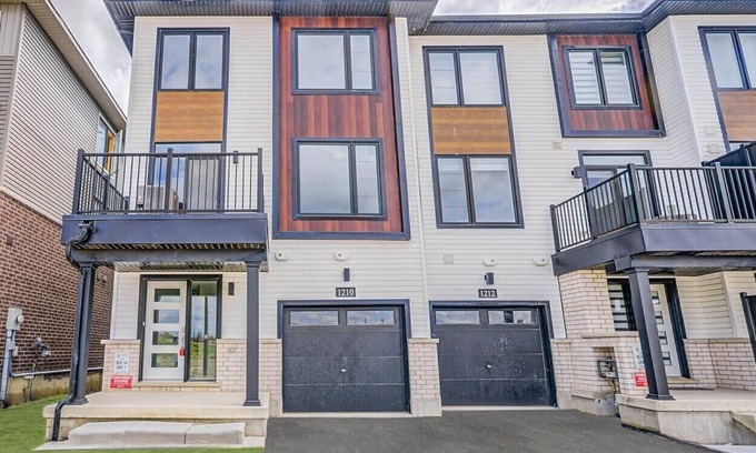 Durham Region House | Modern Comfort in Oshawa's Quiet Suburbsn(Sleeps up to 8)
