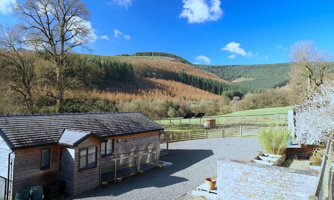 Kinnerton Ski Chalet | Modern Comfort in Tranquil Farm and Forests