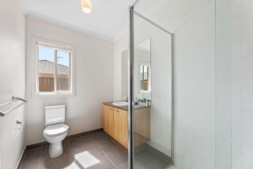 Tarneit House | Modern Comfort in Tarneit-Spacious 4BR Home