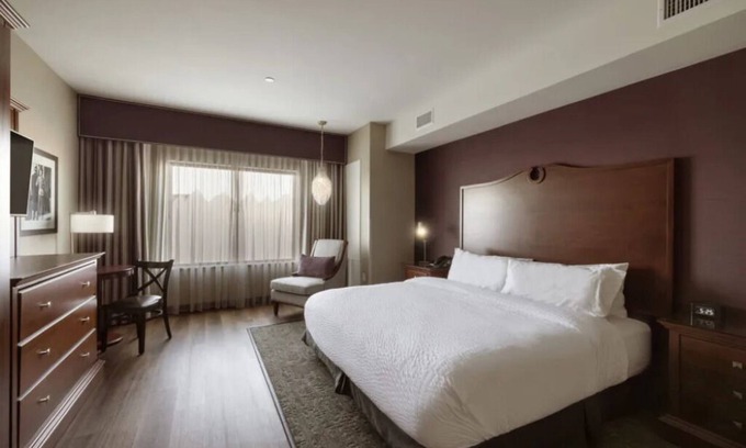 Parker Hotel | Modern Comfort Near Arts, Nature, & Dining in Charming Parker