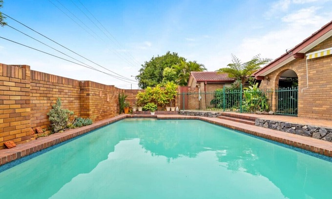 Sunnybank House | Modern Comfort Retreat: 4-Bed Cozy Haven w/Pool