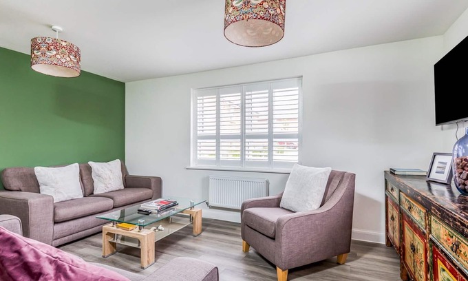 Westhampnett House | Modern Comfortable Home | Pass The Keys