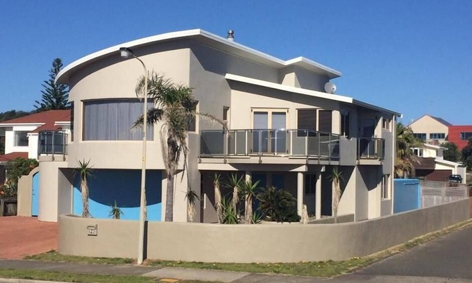 Ohope House | Modern, comfortable, house. Right on the Beach.