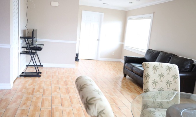 Fort Myers House | Modern & Comfy Oasis ~ Mins to Downtown ~ Parking!