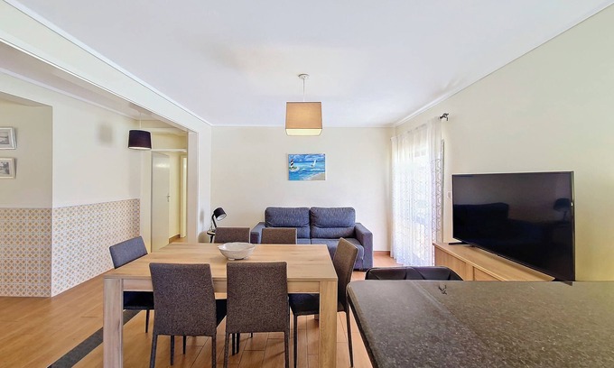 Barra Apartment | Modern & comfy: Beach 4min walk , Balcony , 3 bedrooms, sleeps 8
