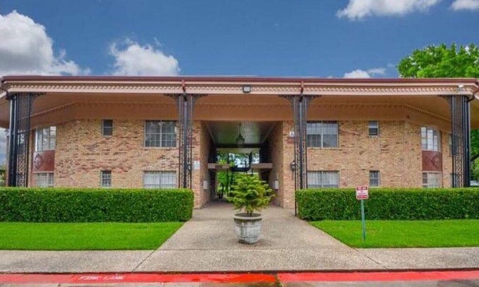 Woodlake - Briar Meadow House | Modern Condo - Best Location. Galleria Area.