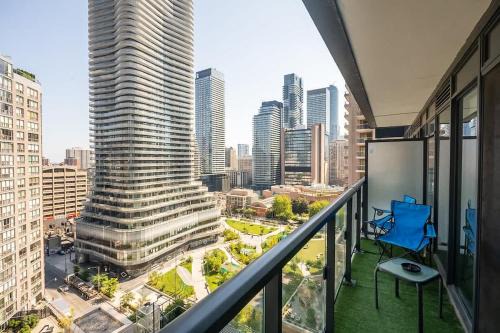 Bay Cloverhill House | Modern Condo, City Skyline View, Pool and Sauna