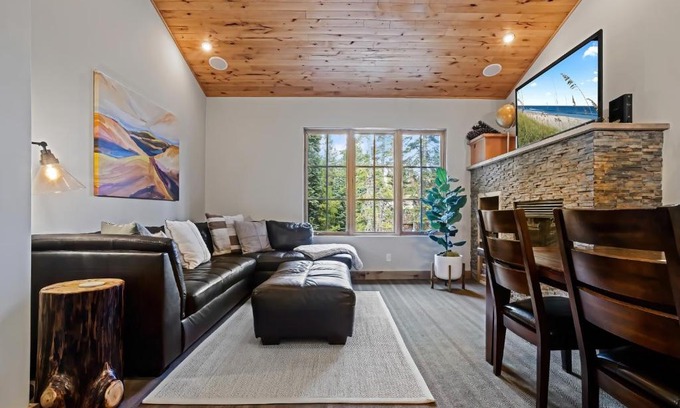 Bear Valley Apartment | Modern Condo - EV Plug In - SM 301