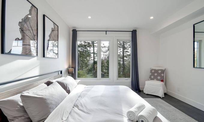 Huntsville Condo | Modern Condo. Forest and Lake Views. Pet Friendly. 5 mins from beach and slopes!
