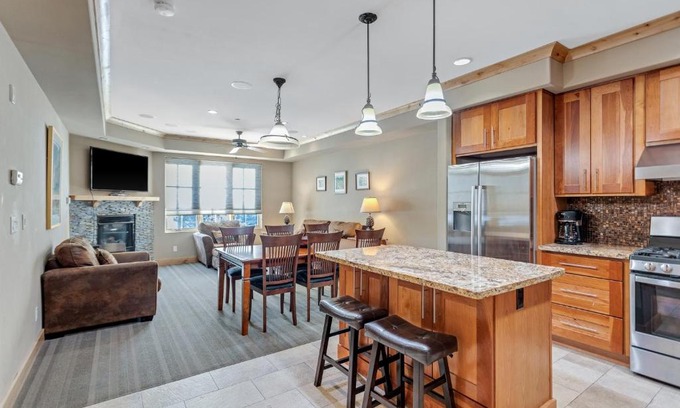 Bear Valley Apartment | Modern Condo - Great Location!