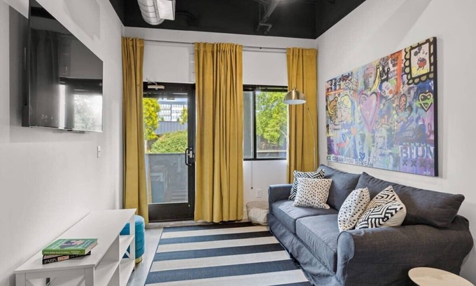 Nashville Condo | Modern Condo Hideaway –Sleeps 2, Pets OK, 8min BNA